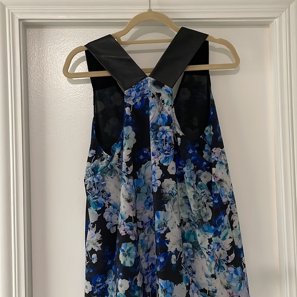 Robbi & Nikki floral top with leather straps - Picture 3 of 3